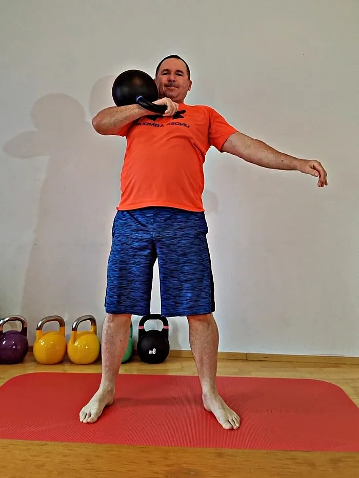 Daniel Bata mit der Kettlebell an der Schulter und gestrecktem Arm