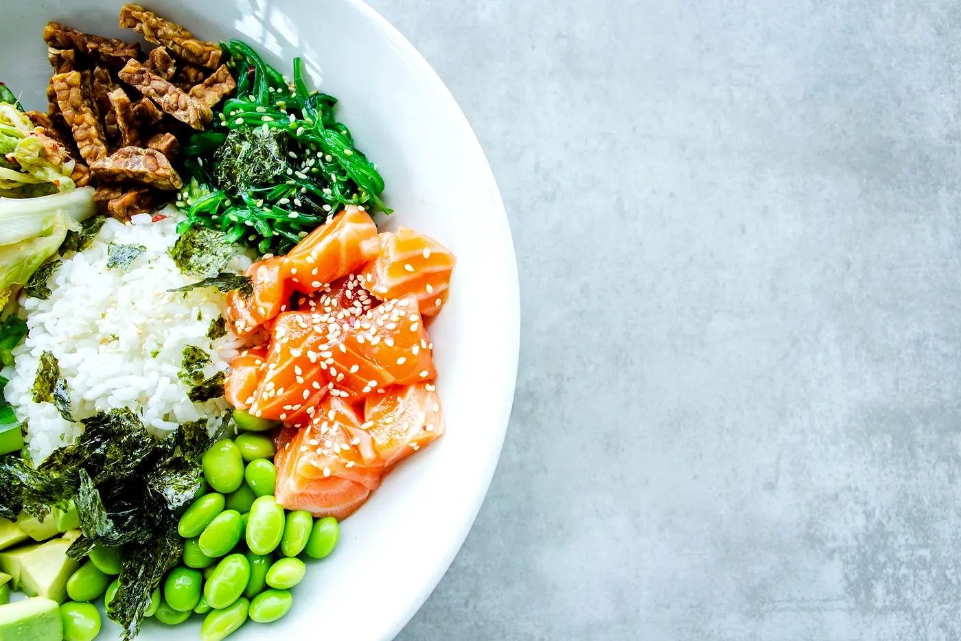 Bunte Bowl mit Lachs, Gemüse und Reis
