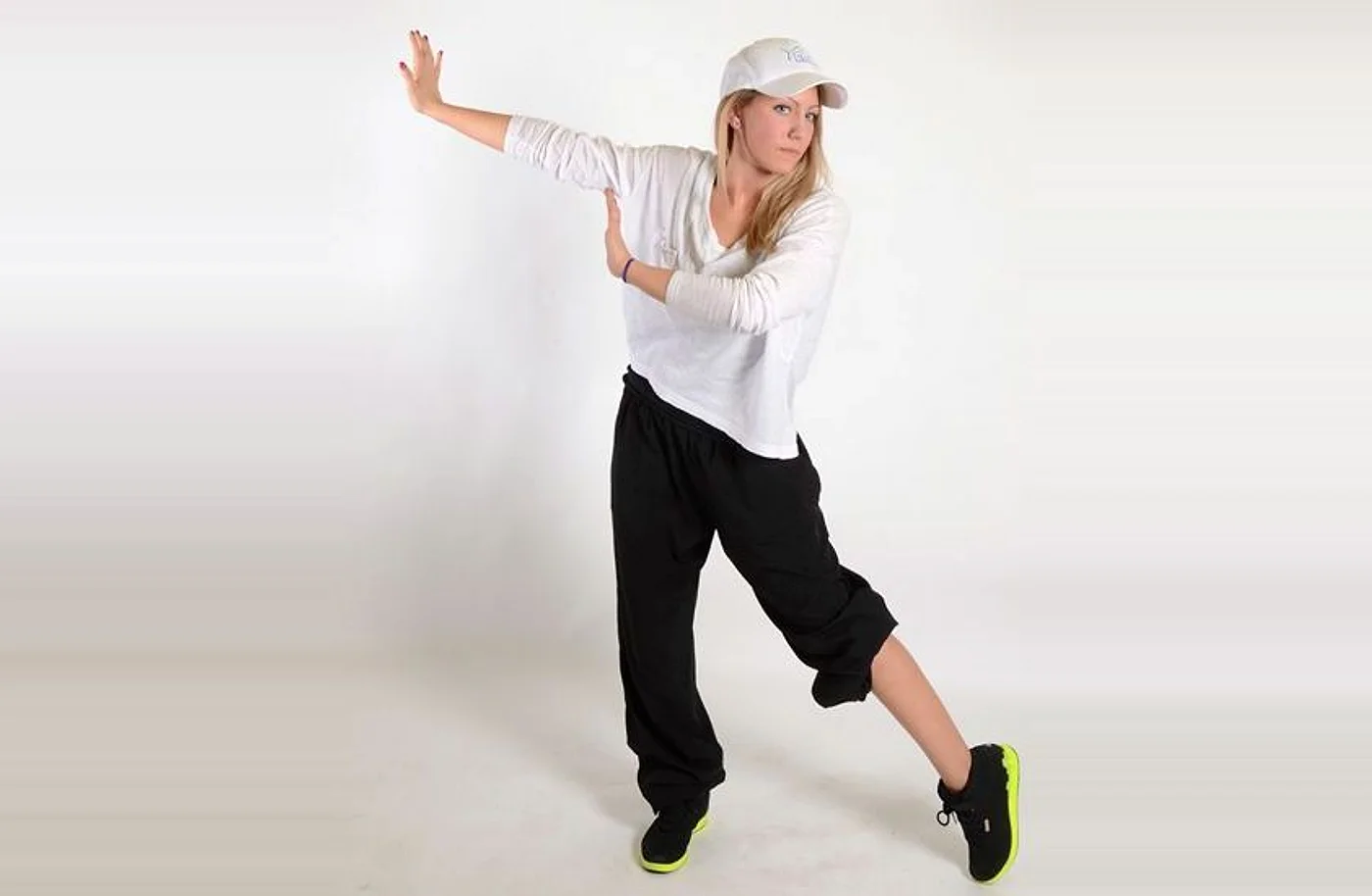 Hip-Hop-Tänzerin mit Kappe in einer Tanzpose
